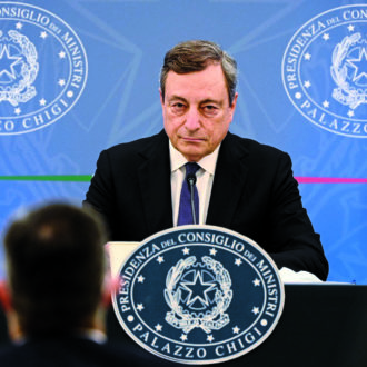 Copertina di Draghi se la prende solo con i no vax: il Fatto di domani 11 gennaio