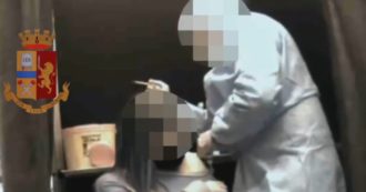 Copertina di Green pass falsi ad Ancona, inoculazione simulata e dosi disperse: così agiva l’infermiere vaccinatore arrestato – Video