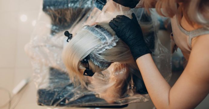 Copertina di Tinture per capelli, quanto può essere pericoloso fare di testa propria