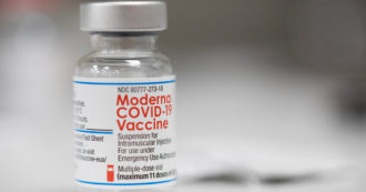 Copertina di Vaccini, anche Moderna rialza le previsioni di incassi per il 2022. Ricavi per almeno 18,5 miliardi grazie alle terze dosi