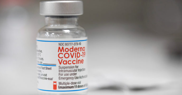 Vaccini, anche Moderna rialza le previsioni di incassi per il 2022. Ricavi per almeno 18,5 miliardi grazie alle terze dosi