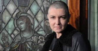 Copertina di Sinéad O Connor, anima tormentata dai problemi di salute mentale: “Sono un disastro dal giorno in cui sono nata”