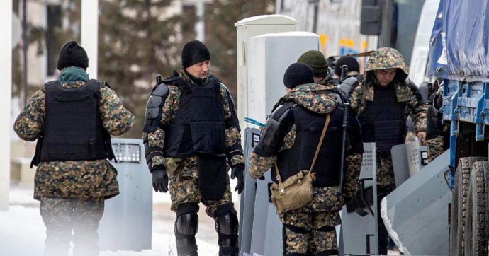 Il Kazakistan produrrà munizioni secondo gli standard Nato per limitare la dipendenza dalla Russia. Mosca: “Mossa ostile”