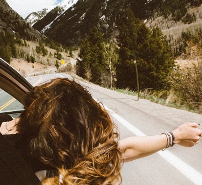 Cos’è lo “Slowxury”, il nuovo modo di viaggiare di tendenza tra la Gen Z: “Giro d’affari da 106 miliardi di euro, non fanno più le corse per vedere tutti i monumenti ma puntano sulle esperienze da fare”