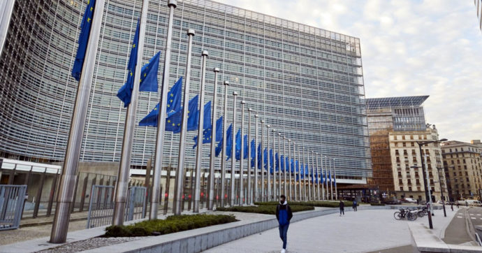 Auto, la Commissione Europea avvia consultazioni sulla mobilità del futuro