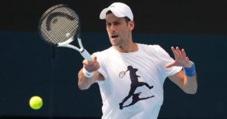 Copertina di Djokovic contro Wimbledon, “Gli atleti non c’entrano con la guerra. Da pazzi escludere russi e bielorussi”