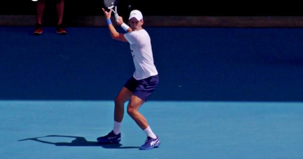 Novak Djokovic, il campione serbo si allena sui campi dell’Australian Open dopo la vittoria del ricorso – Video