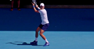 Copertina di Novak Djokovic, il campione serbo si allena sui campi dell’Australian Open dopo la vittoria del ricorso – Video