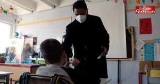 Copertina di Bollate, sindaco distribuisce 17mila kit con i test salivari agli studenti: “Dovrebbe essere la normalità. Obiettivo è l’autosorveglianza”