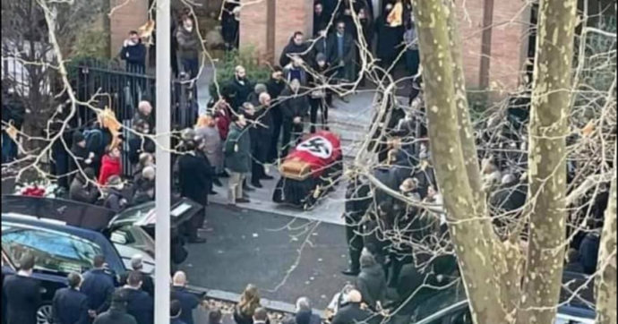 Roma, funerale con bandiera nazista sulla bara: otto militanti di Forza Nuova indagati e perquisiti