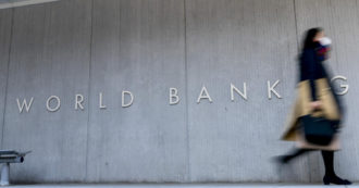 Copertina di Banca Mondiale: “Forte rallentamento della crescita economica globale”. Pesano inflazione ed aumento delle diseguaglianze