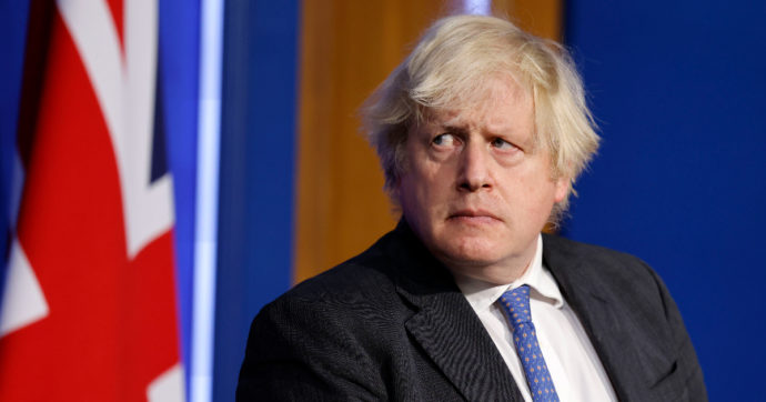 Gran Bretagna, Johnson ammette e si scusa per il party a Downing Street. Il leader laburista Starmer: “Deve dimettersi”