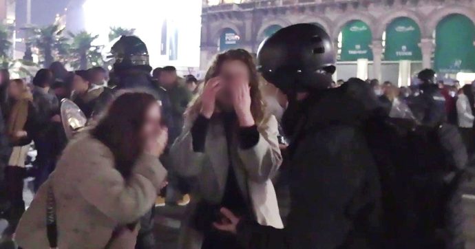 Aggressioni sessuali in piazza Duomo, fermati due giovani. La procura di Milano: “Stavano scappando”