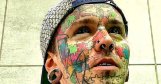 Copertina di La faccia tatuata come un puzzle, la lingua ‘biforcuta’, l’interno degli occhi tatuato di nero: la storia di ‘Black Depression’