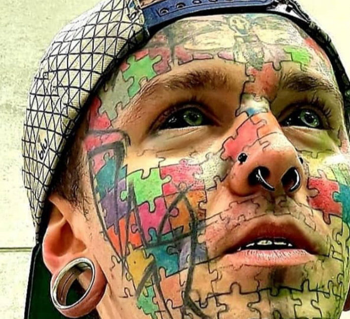 La faccia tatuata come un puzzle, la lingua ‘biforcuta’, l’interno degli occhi tatuato di nero: la storia di ‘Black Depression’