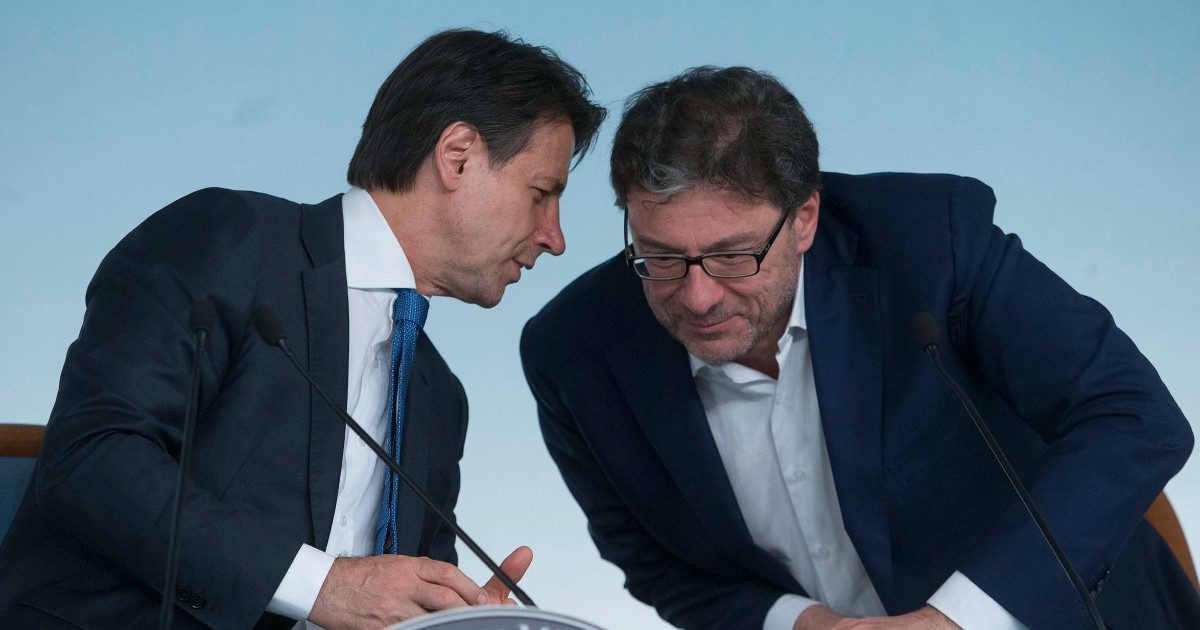 Caro bollette e imprese in difficoltà, decreto rinviato (e c’è solo 1 miliardo). M5s e Lega in pressing. Conte: “Subito ristori massicci”. Giorgetti: “Tassare gli extra profitti”