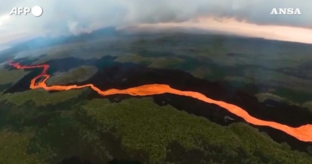 Erutta il vulcano Wolf alle Galapagos: ecco le spettacolari immagini della lava che fuoriesce – Video