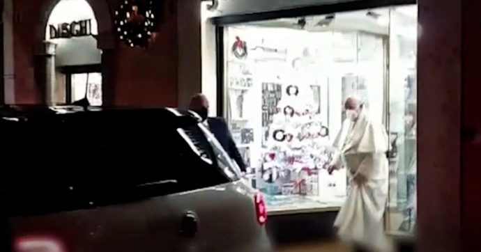 Il Papa entra a sorpresa in un negozio di dischi: doveva “benedire il locale ristrutturato”