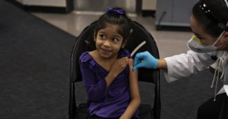Copertina di Covid, vaccino ai bambini. I dati dagli Usa: “Su 8,7 milioni di vaccinazioni 100 eventi avversi seri e 11 di miocardite”