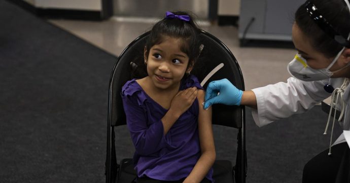 Covid, vaccino ai bambini. I dati dagli Usa: “Su 8,7 milioni di vaccinazioni 100 eventi avversi seri e 11 di miocardite”