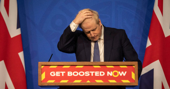 Uk, ora anche i Tory chiedono le dimissioni di Boris Johnson dopo il ‘party-gate’: più del 60% del suo partito è favorevole