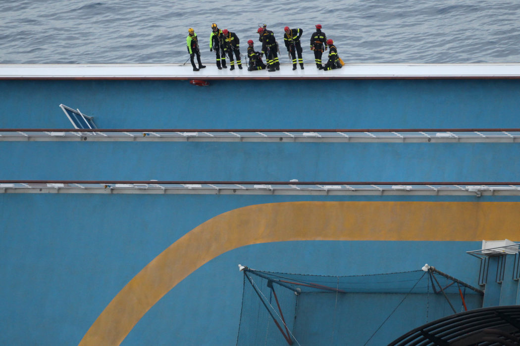 LaPresse
19-01-2012 Isola del Giglio
Cronaca
Costa Concordia, le nuove foto di oggi
Nella foto: i vigili del fuoco italiani sulla nave da crociera