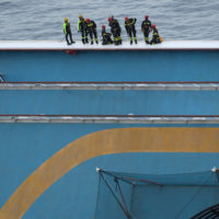 LaPresse
19-01-2012 Isola del Giglio
Cronaca
Costa Concordia, le nuove foto di oggi
Nella foto: i vigili del fuoco italiani sulla nave da crociera