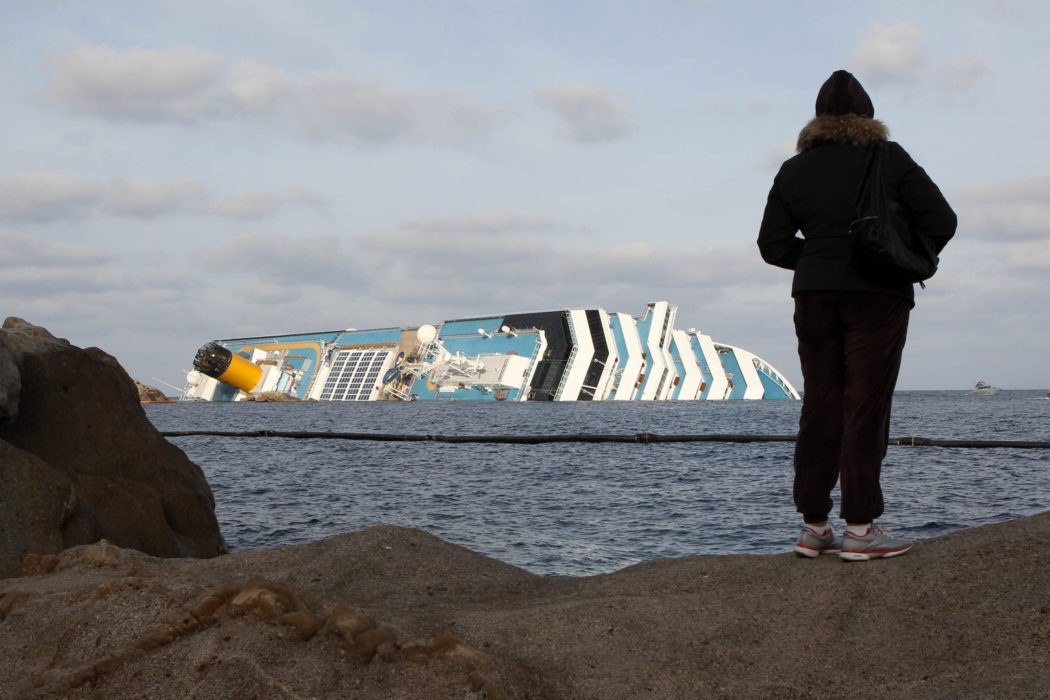 LaPresse
19-01-2012 Isola del Giglio
Cronaca
Costa Concordia, le nuove foto di oggi
Nella foto: persone guardano la nave da crociera