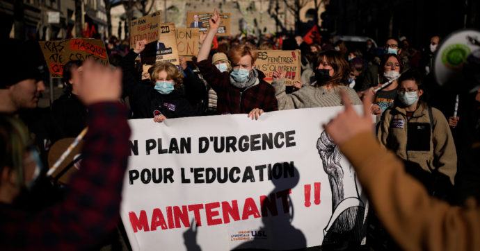 Francia, sciopero della scuola contro la gestione della pandemia: secondo i sindacati ha aderito il 75% degli insegnanti
