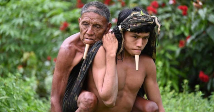 Cammina per 12 ore nella foresta amazzonica con il padre in spalla per portarlo a vaccinare: il lungo viaggio di Tawy contro il Covid