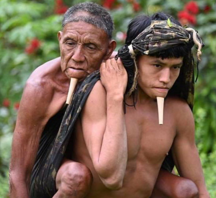 Cammina per 12 ore nella foresta amazzonica con il padre in spalla per portarlo a vaccinare: il lungo viaggio di Tawy contro il Covid