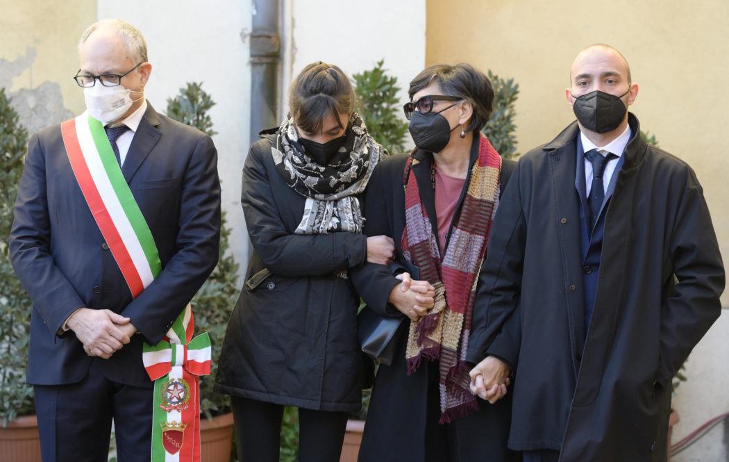 Rome Mayor Roberto Gualtieri, Sassoli’s daughter Livia, his wife Alessandra Vittorini and their son Giulio attendthe arrival of the coffin of the President of the European Parliament, David Sassoli, together with his family at the Campidoglio where the burning chamber be set up  in Rome, Italy, 13 January  2022.
ANSA/Claudio Peri