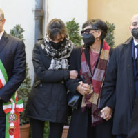Rome Mayor Roberto Gualtieri, Sassoli’s daughter Livia, his wife Alessandra Vittorini and their son Giulio attendthe arrival of the coffin of the President of the European Parliament, David Sassoli, together with his family at the Campidoglio where the burning chamber be set up  in Rome, Italy, 13 January  2022.
ANSA/Claudio Peri