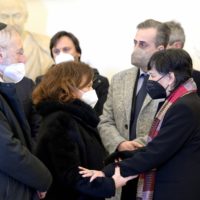 Ruth Dureghello (C), president of the Jewish Community and Riccardo Di Segni (L), Chief Rabbi of the Jewish Community of Rome pays tribute to the family of  President of the European Parliament, David Sassoli burning chamber in Campidoglio, Rome, Italy, 13 January 2022. Late David Sassoli will lie in state at the Rome city hall ahead of the state funeral on 14 January. European Parliament President David Sassoli has died at the age of 65 early morning on 11 January in Aviano, Italy where he was hospitalized, his spokesman announced.
ANSA/Claudio Peri