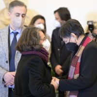 Marina Sereni con la famiglia di David Sassoli nel corso della sua visita alla camera ardente presso la Sala della Protomoteca in Campidoglio. Roma, 13 gennaio 2022. ANSA/CLAUDIO PERI