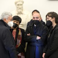 Massimo DÕAlema parla con la famiglia di David Sassoli nel corso della sua visita alla camera ardente presso la Sala della Protomoteca in Campidoglio. Roma, 13 gennaio 2022. ANSA/CLAUDIO PERI