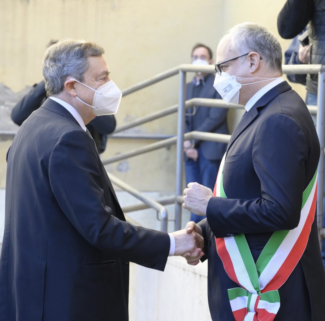 Rome Mayor Roberto Gualtieri welcomes  Italian Premier Mario Draghi (L) at President of the European Parliament, David Sassoli burning chamber  in Campidoglio,  Rome, Italy, 13 January  2022. Late David Sassoli will lie in state at the Rome city hall ahead of the state funeral on 14 January. European Parliament President David Sassoli has died at the age of 65 early morning on 11 January in Aviano, Italy where he was hospitalized, his spokesman announced. 
ANSA/Claudio Peri