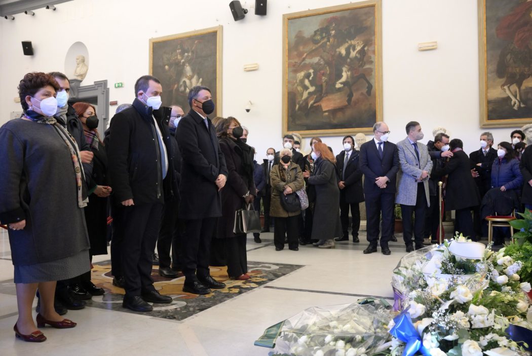 Former Italian Prime Minister and founder of Italian party ‘Italia Viva’, senator Matteo Renzi, pay tribute to the family of  President of the European Parliament, David Sassoli burning chamber in Campidoglio, Rome, Italy, 13 January 2022. Late David Sassoli will lie in state at the Rome city hall ahead of the state funeral on 14 January. European Parliament President David Sassoli has died at the age of 65 early morning on 11 January in Aviano, Italy where he was hospitalized, his spokesman announced.
ANSA/Claudio Peri