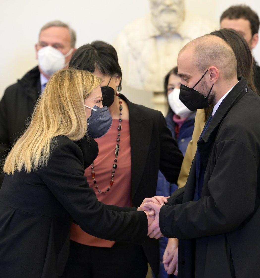 President of Brothers of Italy (FdI) Giorgia Meloni (L) shakes hands with Giulio Sassoli as she  pay tribute to the family of  President of the European Parliament, David Sassoli burning chamber in Campidoglio, Rome, Italy, 13 January 2022. Late David Sassoli will lie in state at the Rome city hall ahead of the state funeral on 14 January. European Parliament President David Sassoli has died at the age of 65 early morning on 11 January in Aviano, Italy where he was hospitalized, his spokesman announced.
ANSA/Claudio Peri