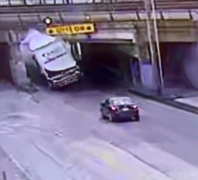 Il sottopasso è troppo basso e l’autista fa male i calcoli: il camion fa una brutta fine – Video