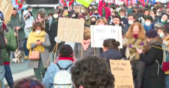 Copertina di Gli insegnanti scendono in piazza a Parigi contro la gestione della pandemia: le immagini dello sciopero