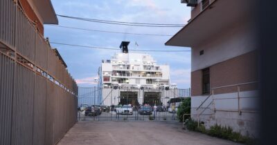 Copertina di “Sono stata violentata sul traghetto da uno sconosciuto”: 19enne trasportata in ospedale a Genova