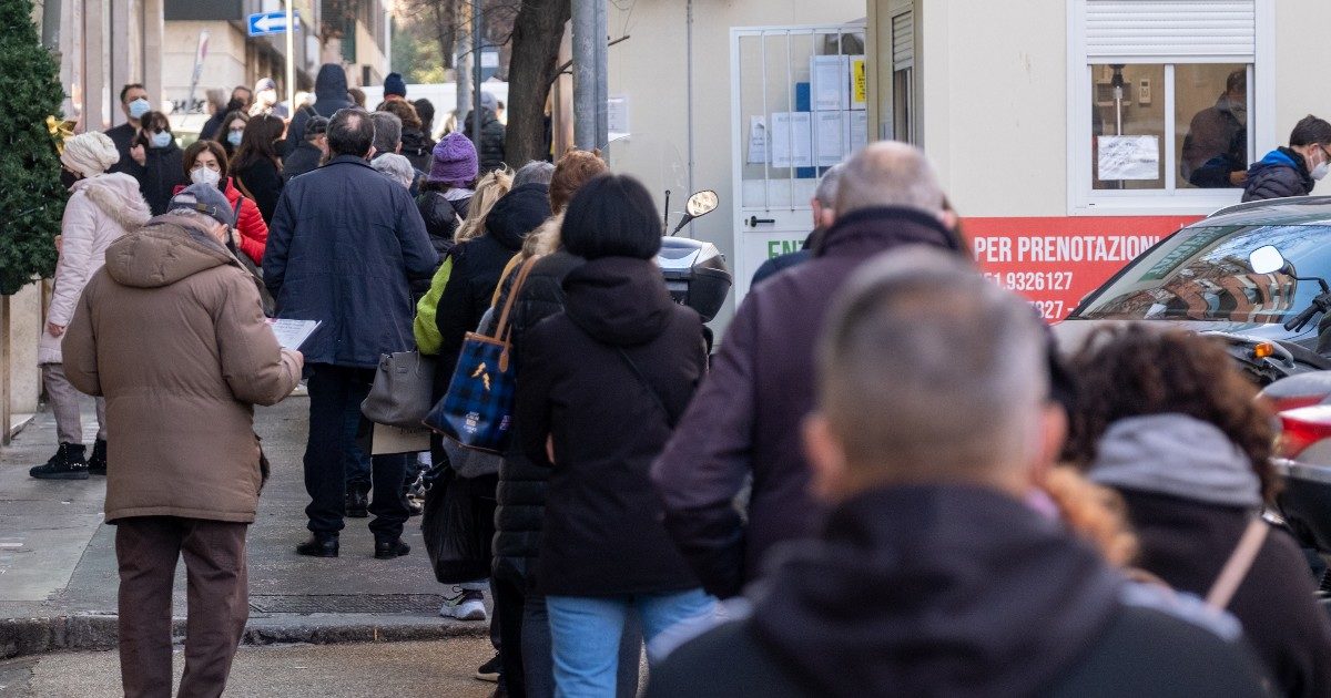 No ai tamponi in parafarmacia, l’ombra delle lobby. “Mandelli pensa che non li possano fare”: il deputato forzista è presidente dei farmacisti