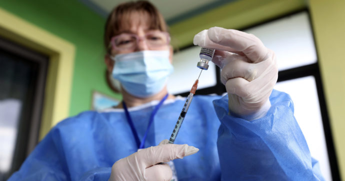 Covid, il report dell’Iss: “Con i vaccini evitati 8 milioni di casi e 150mila morti”
