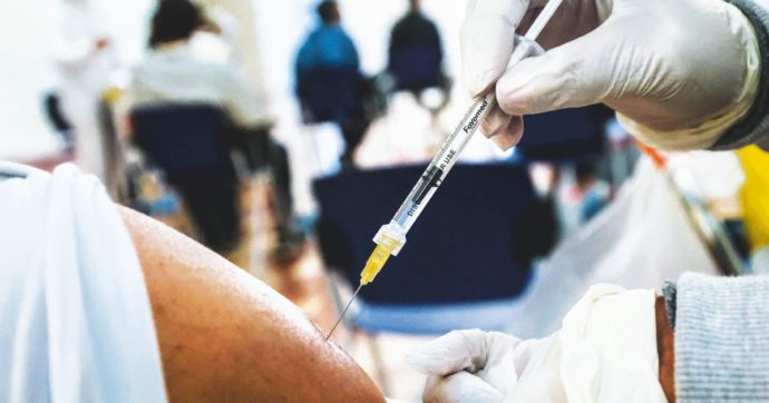 Copertina di Vaccini, perché la corsa al richiamo è sotto accusa