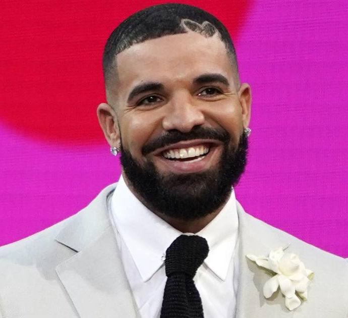 Drake regala 50mila dollari a un fan durante il concerto: “Non sapete mai che cosa sta passando la persona che vi sta accanto”