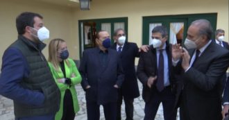 Copertina di Quirinale, Salvini, Meloni e Berlusconi insieme fuori da Villa Grande: i saluti e le strette di mano dopo il vertice del centrodestra – Video