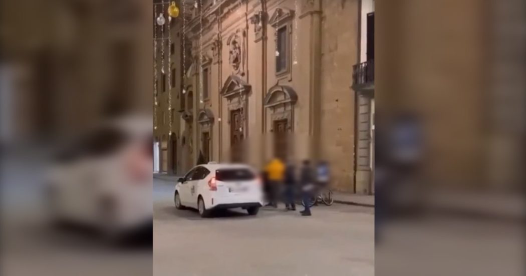 Il Fatto Quotidiano: Firenze, tassista aggredisce una turista con calci e schiaffi: sospesa la licenza. E le immagini fanno il giro del web – Video