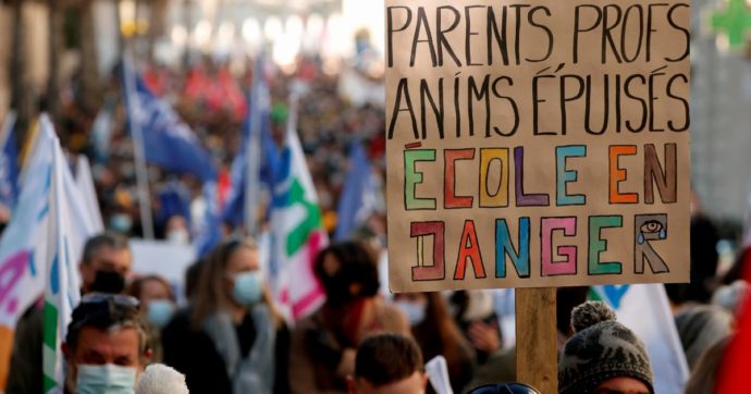 Sciopero di massa degli insegnanti francesi: “Sul virus regole ingestibili”