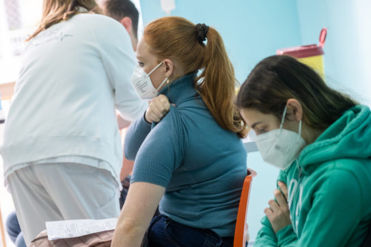 Covid, il report Iss: tra 0-19 anni casi stabili e ricoveri in calo, 44 morti da inizio pandemia